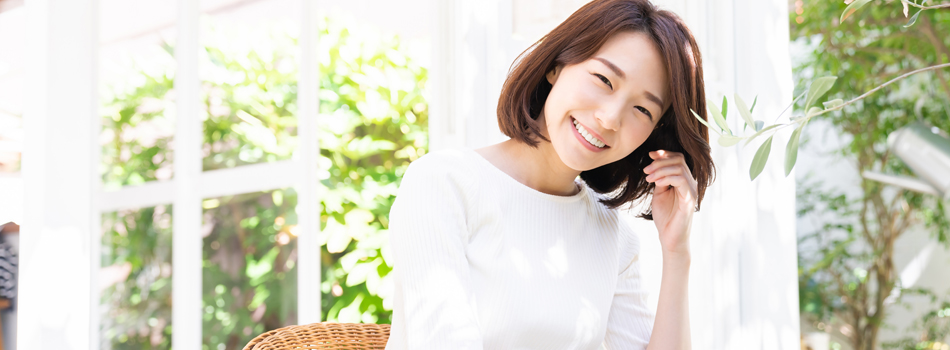 笑顔で見つめてくる女性