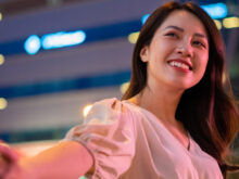 夜に都内の町をデートするカップル