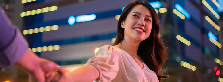 夜に都内の町をデートするカップル