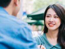 テラス席で話す男女