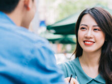 カフェで会話を楽しむ男女