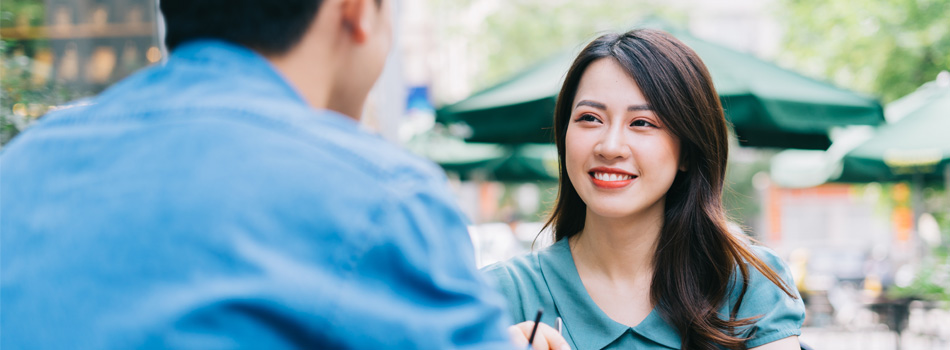 カフェで会話を楽しむ男女