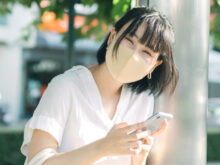 笑顔でこちらを見てくる女性