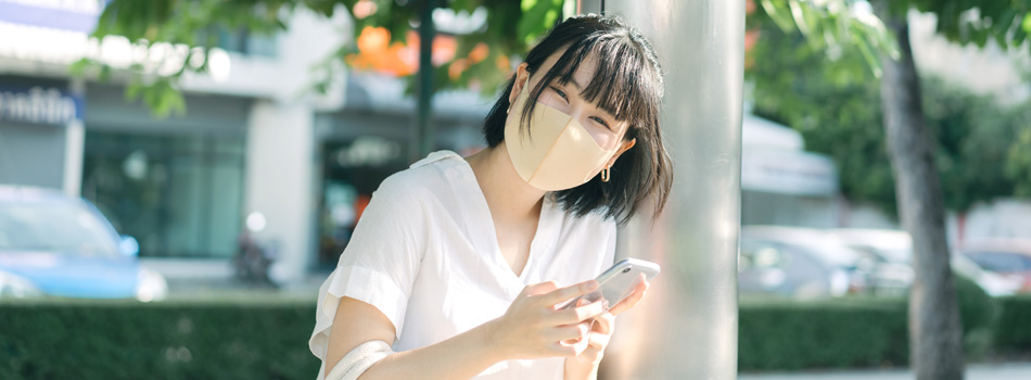 笑顔でこちらを見てくる女性