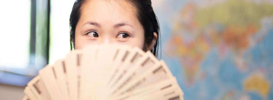 札束を広げる女性