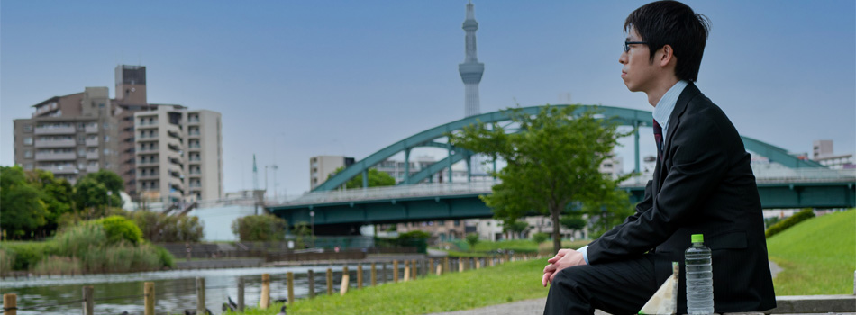 寂しそうに一人で過ごす男性