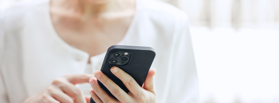 スマートフォンを操作する女性