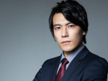 腕を組んでいる男性