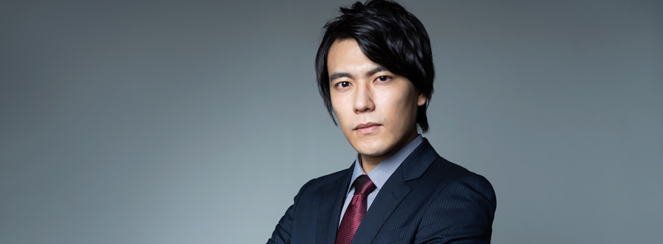 腕を組んでいる男性