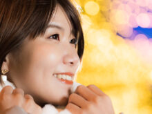イルミネーションを眺める女性