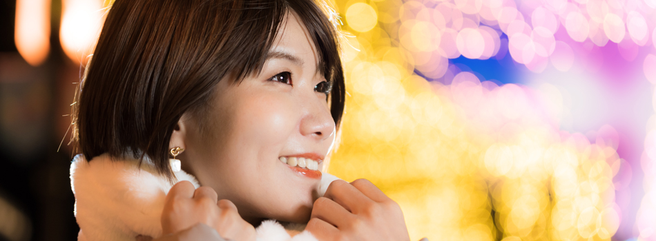 イルミネーションを眺める女性