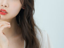 口元だけ映っている女性