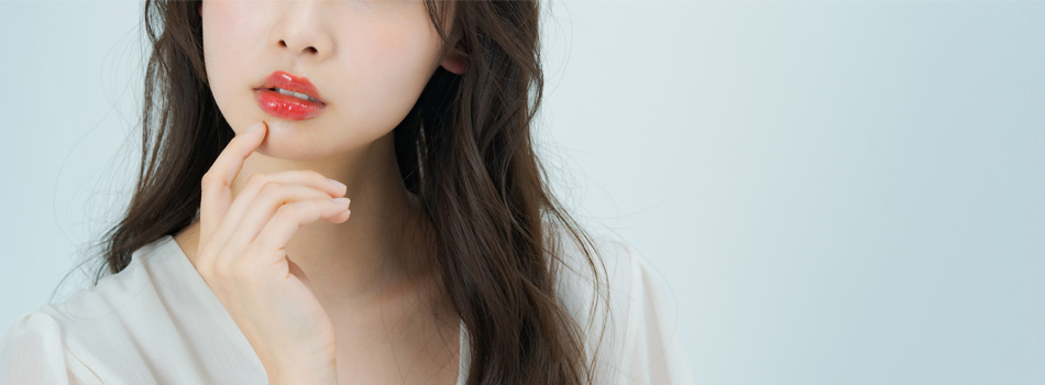 口元だけ映っている女性