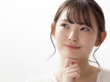 何か良いことを考えている女性