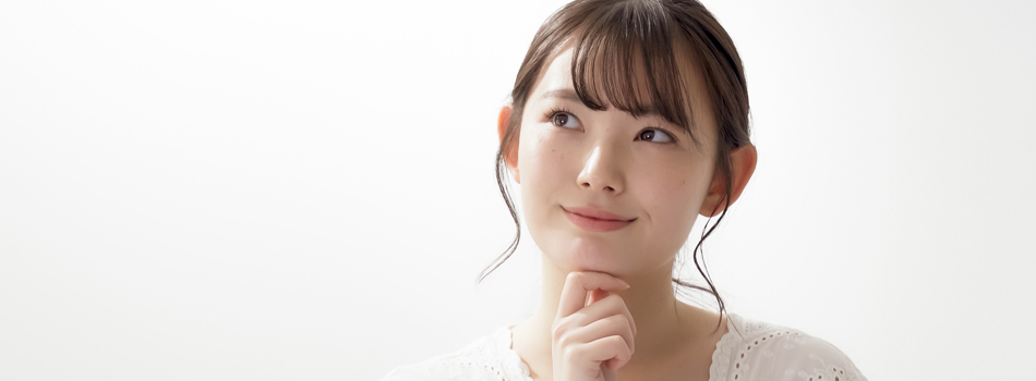 何か良いことを考えている女性