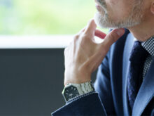 ジャケットを着こなすイケてる中年男性