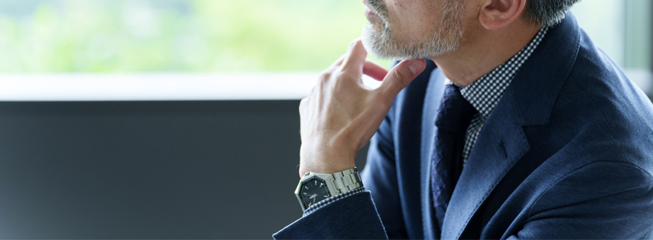 ジャケットを着こなすイケてる中年男性