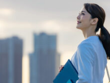 一人で空を見つめる女性