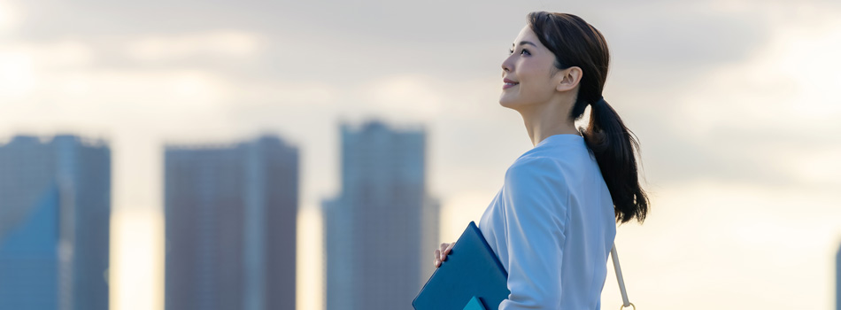 一人で空を見つめる女性
