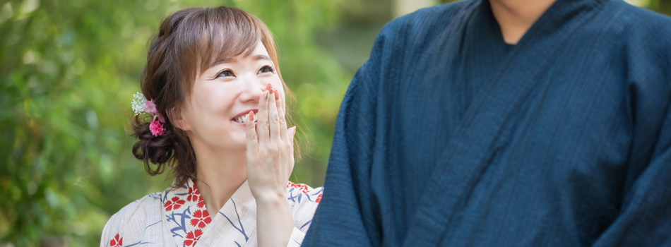 浴衣デートを楽しむカップル