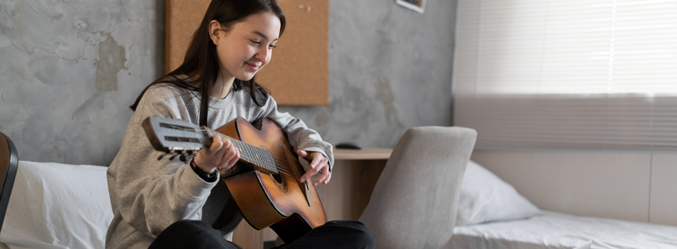 ギターの練習をする女性