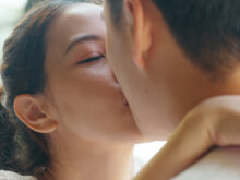 キスをしているカップル