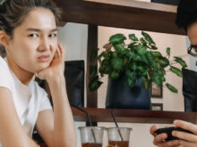 女性が嫌そうな顔をしているカップル