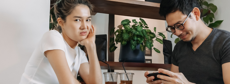 女性が嫌そうな顔をしているカップル