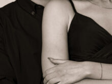 女性を後ろから抱き締める男性