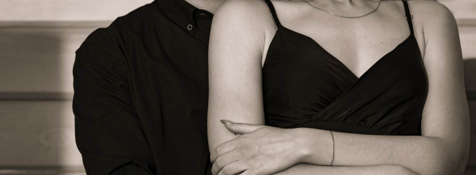 女性を後ろから抱き締める男性