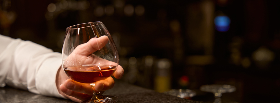 バーでお酒を楽しむ男性