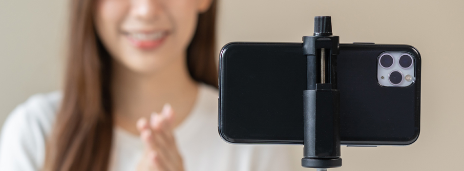 スマートフォンを使い、配信をしている女性