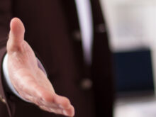 握手を求めてくる男性