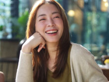 食事を楽しむ女性