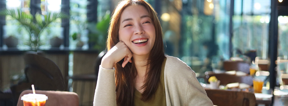 食事を楽しむ女性