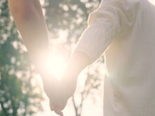 外で女性の手を引く男性