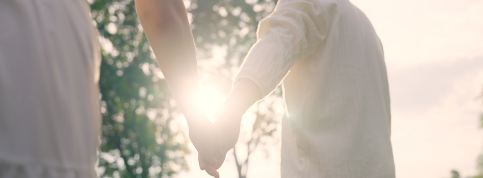 外で女性の手を引く男性