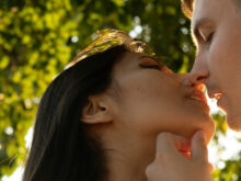 キスをする若いカップル