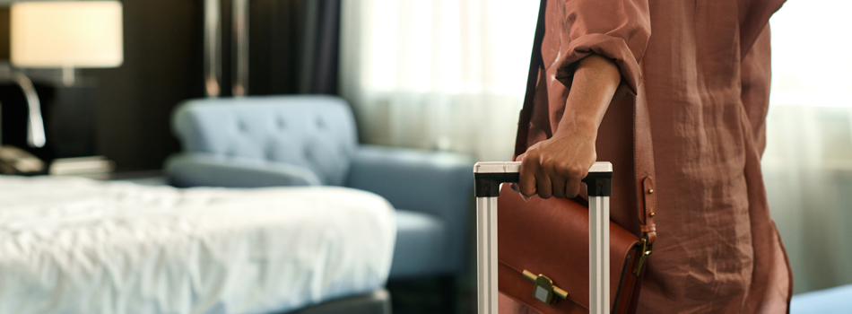 キャリーバッグを持って、ホテルに着いた女性