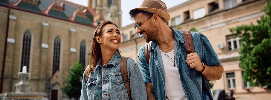 幸せそうに外を歩く男女