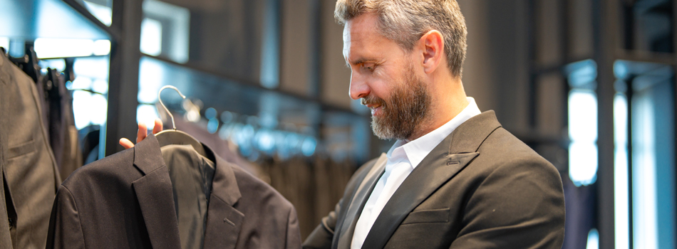 ジャケットを選んでいるダンディな男性