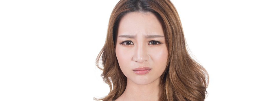 嫌そうな顔をしている女性