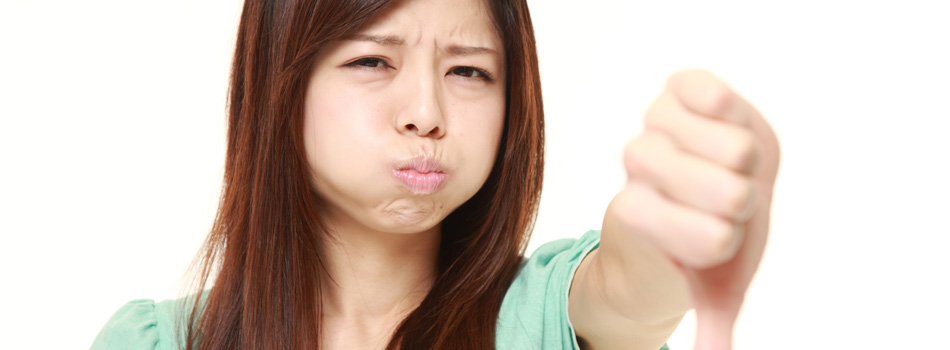 親指を下に向けている女性