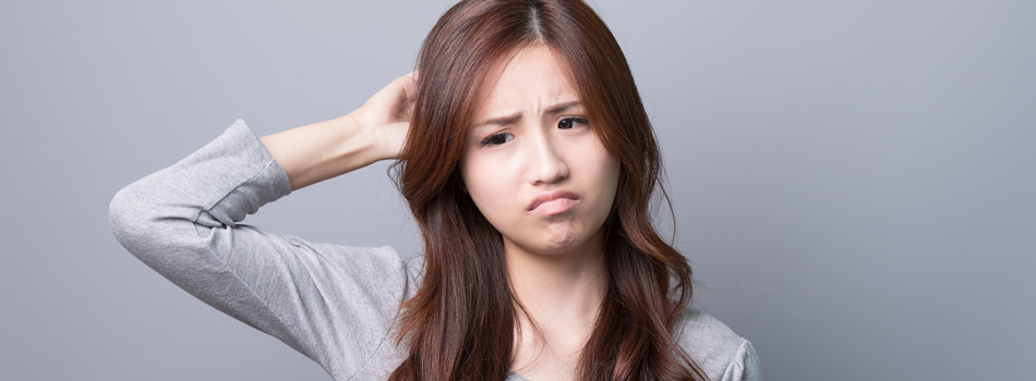 不満そうな顔をしている女性