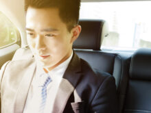 真面目な顔で車に乗っている男性