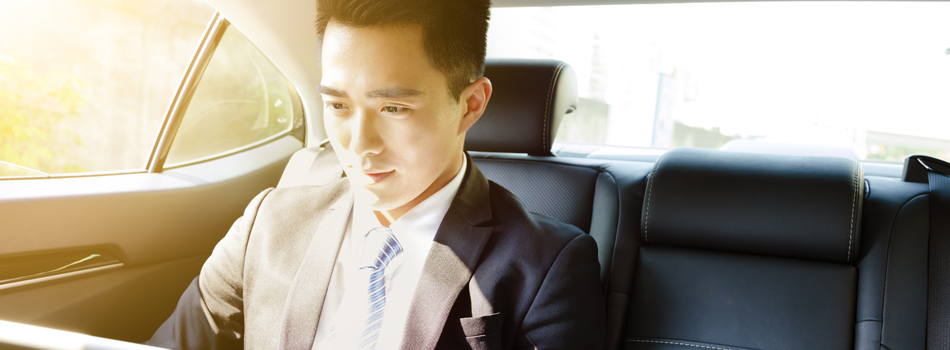 真面目な顔で車に乗っている男性