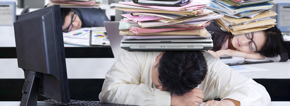 仕事に追われている男性