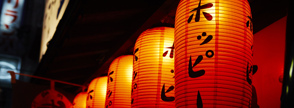 夜、居酒屋の外観