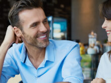 カフェで楽しそうに談笑する男女