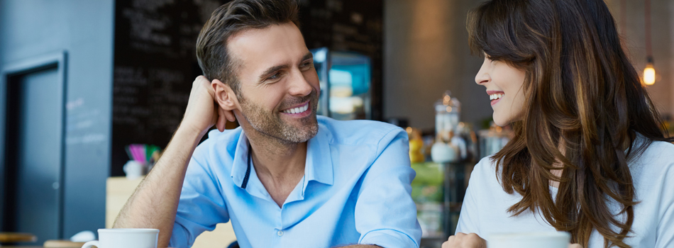 カフェで楽しそうに談笑する男女